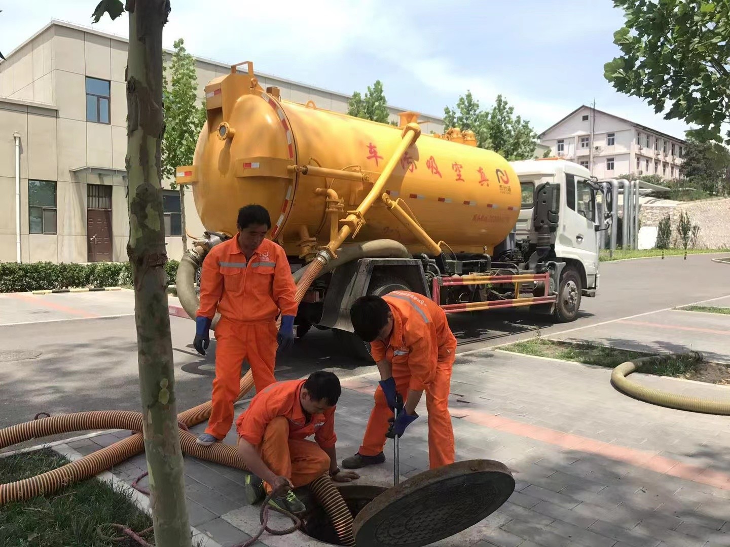 磐安管道疏通车停在窨井附近