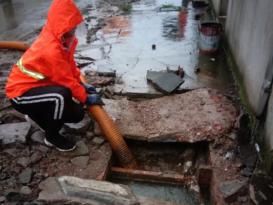 磐安专业清理污水池 炜誉市政以规范流程守护城市 “肠道”